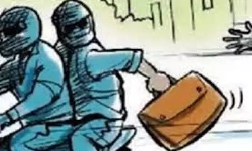 Bihar: दिनदहाड़े सीएसपी संचालक से 2.25 लाख की लूट Bihar: दिनदहाड़े सीएसपी संचालक से 2.25 लाख की लूट
