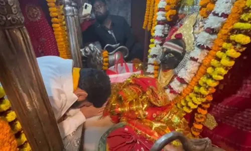 विधायक ने मंदिर में सोने का हार और मुकुट चढ़ाया, माता का हुआ भव्य श्रृंगार विधायक ने मंदिर में सोने का हार और मुकुट चढ़ाया, माता का हुआ भव्य श्रृंगार