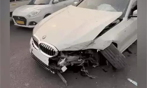 Ludhiana : बीच सड़क BMW का तांडव, डिवाइडर को टक्कर मार चालक फरार Ludhiana : बीच सड़क BMW का तांडव, डिवाइडर को टक्कर मार चालक फरार