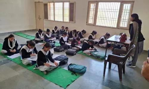 Fatehabad के पीएम श्री स्कूल में 4.3 करोड़ रुपये की लागत के बावजूद नहीं हैं डेस्क और बेंच Fatehabad के पीएम श्री स्कूल में 4.3 करोड़ रुपये की लागत के बावजूद नहीं हैं डेस्क और बेंच
