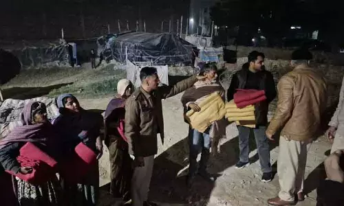 Sirsa पुलिस ने कड़ाके की ठंड में बेघर लोगों को दी गर्माहट