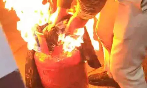 गैस सिलेंडर में आग लगने पर पुलिसकर्मी ने परिवारों को बचाया।