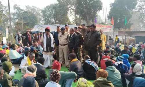 नेशनल हाईवे पर इकट्ठा हुए ग्रामीण, किया चक्काजाम नेशनल हाईवे पर इकट्ठा हुए ग्रामीण, किया चक्काजाम