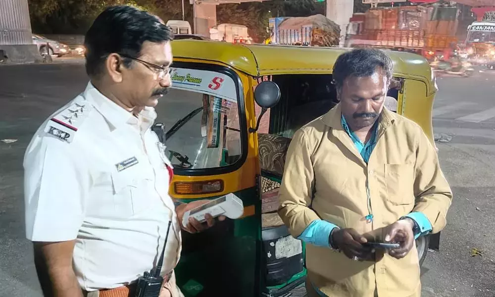 Telangana: रचाकोंडा सीमा में ट्रैफिक नियमों को लागू करने में सख्ती बरती गई Telangana: रचाकोंडा सीमा में ट्रैफिक नियमों को लागू करने में सख्ती बरती गई