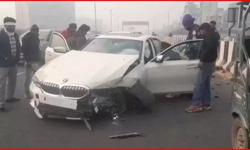 हादसे का शिकार तेज रफ्तार BMW, फिर गालियां देने लगा ड्राइवर