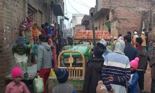 Compile: ट्रैक्टर ट्राली से दबने के बाद युवक की मौत Compile: ट्रैक्टर ट्राली से दबने के बाद युवक की मौत
