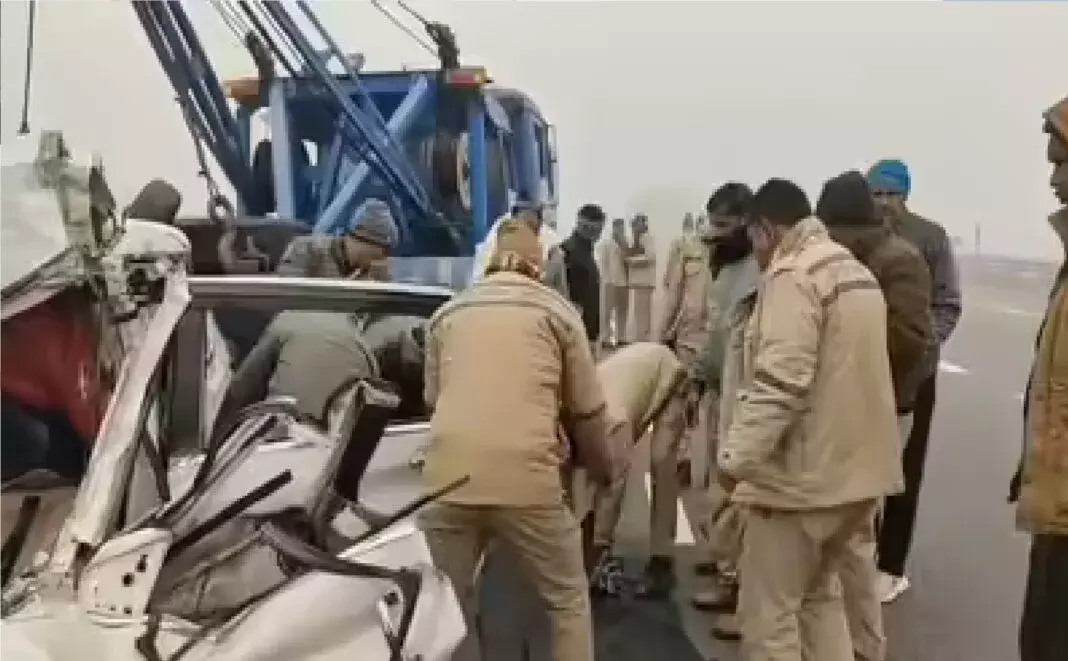 Sultanpur: पूर्वांचल एक्सप्रेसवे पर हादसा, 8 घायल और 3 मृत Sultanpur: पूर्वांचल एक्सप्रेसवे पर हादसा, 8 घायल और 3 मृत