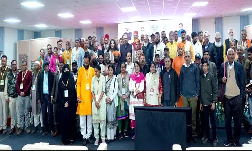 Bhopal: सैलानियों में लोकप्रिय हुए तुलसी सीरप और बेल शर्बत Bhopal: सैलानियों में लोकप्रिय हुए तुलसी सीरप और बेल शर्बत