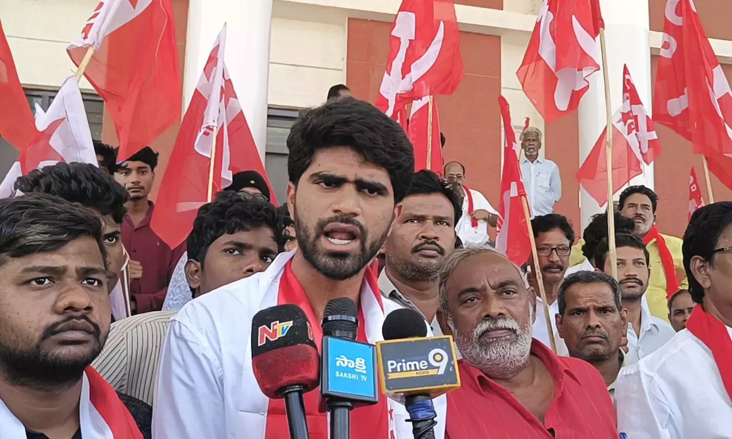 CPI कार्यकर्ताओं ने NREGA का नाम बदलने के खिलाफ अर्धनग्न होकर विरोध प्रदर्शन किया