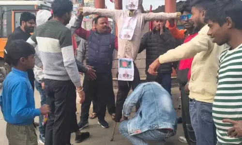 Shahjahanpur: हिंदू युवा संगठन ने बांग्लादेश पीएम का पुतला जलाया Shahjahanpur: हिंदू युवा संगठन ने बांग्लादेश पीएम का पुतला जलाया