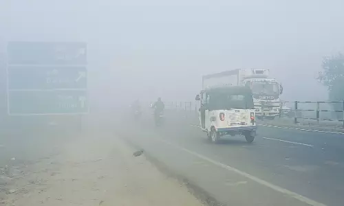 Shahjahanpur: कोहरे के कारण स्कूल बंद, जनपद में ठंड और रेलवे में गड़बड़ी