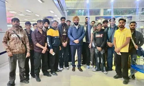 Malaysia से डिपोर्ट किए गए युवाओं ने अमृतसर के सांसद गुरजीत सिंह औजला के साथ अपना दर्द साझा किया Malaysia से डिपोर्ट किए गए युवाओं ने अमृतसर के सांसद गुरजीत सिंह औजला के साथ अपना दर्द साझा किया