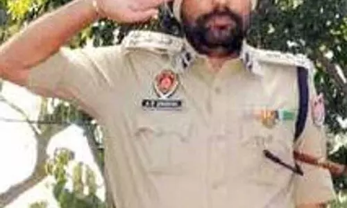 8 करोड़ रुपये की ठगी के बाद पंजाब के पूर्व IPS अधिकारी अमर सिंह चहल ने खुद को गोली मार ली 8 करोड़ रुपये की ठगी के बाद पंजाब के पूर्व IPS अधिकारी अमर सिंह चहल ने खुद को गोली मार ली