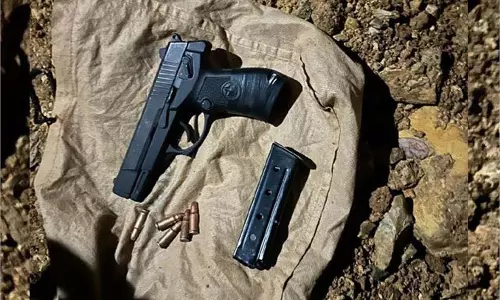 Jammu-Kashmir: पुलिस के हाथ लगी बड़ी कामयाबी,हथियारों सहित आतंकवादी साथी गिरफ्तार Jammu-Kashmir: पुलिस के हाथ लगी बड़ी कामयाबी,हथियारों सहित आतंकवादी साथी गिरफ्तार