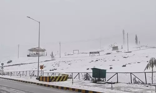 Jammu: बर्फबारी ने बाधित की सड़कें, NH खुला और अन्य बंद