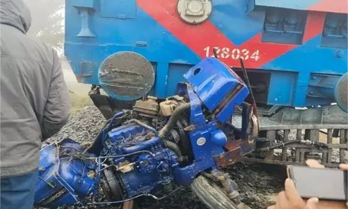 Bihar Train Accident: घने कोहरे के कारण रोटावेटर से टकराई पैसेंजर ट्रेन, यात्रियों में मचा हड़कंप Bihar Train Accident: घने कोहरे के कारण रोटावेटर से टकराई पैसेंजर ट्रेन, यात्रियों में मचा हड़कंप