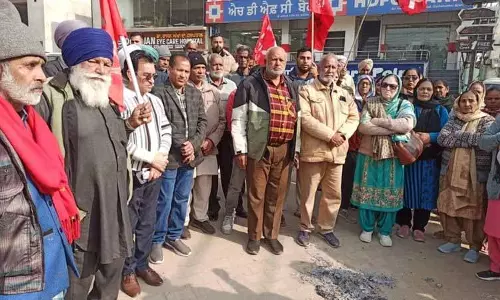 होशियारपुर में CPM कार्यकर्ताओं ने केंद्र द्वारा पास किए गए चार बिलों की कॉपियां जलाईं होशियारपुर में CPM कार्यकर्ताओं ने केंद्र द्वारा पास किए गए चार बिलों की कॉपियां जलाईं