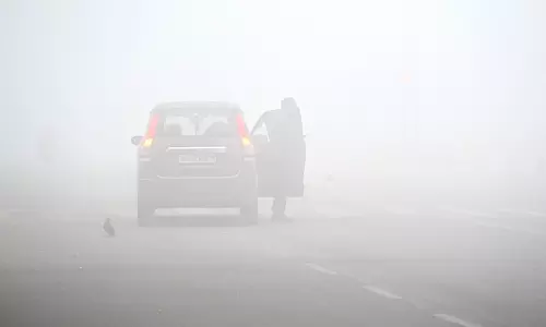 Delhi-NCR में घना कोहरा छाया; औसत हवा की गुणवत्ता बहुत खराब बनी हुई