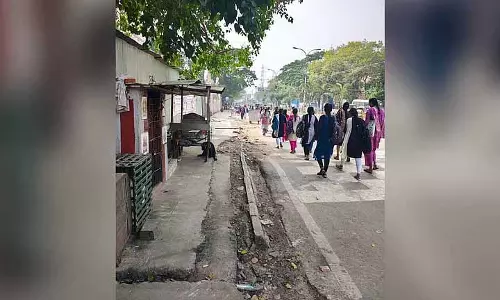 Chennai: अतिक्रमण किए गए, क्षतिग्रस्त फुटपाथ पैदल चलने वालों को व्यस्त सड़क पर धकेल रहे हैं Chennai: अतिक्रमण किए गए, क्षतिग्रस्त फुटपाथ पैदल चलने वालों को व्यस्त सड़क पर धकेल रहे हैं