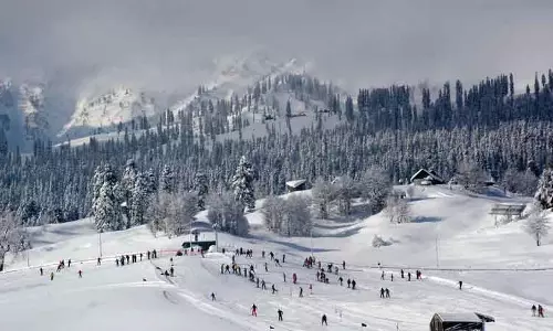 Kashmir के कुछ हिस्सों में ताज़ा बर्फबारी, बारिश