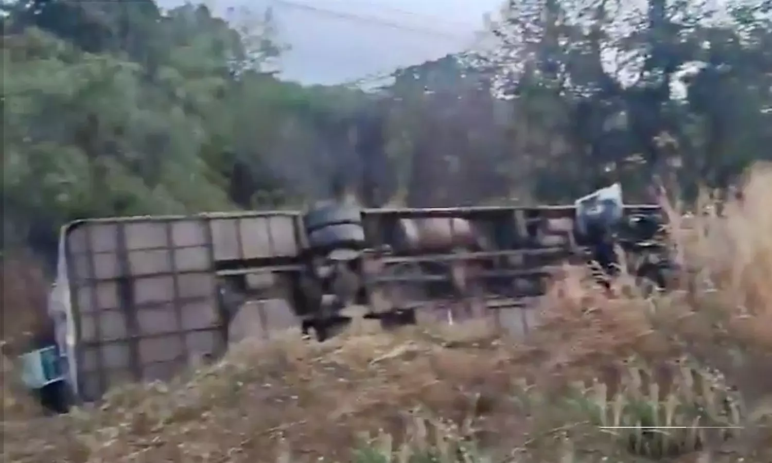 संगारेड्डी में NH-65 पर हैदराबाद जा रही प्राइवेट बस पलट गई संगारेड्डी में NH-65 पर हैदराबाद जा रही प्राइवेट बस पलट गई