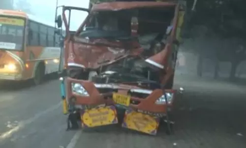 Moradabad में कोहरे के कारण दो ट्रक डिवाइडर से टकराए, एक व्यक्ति घायल