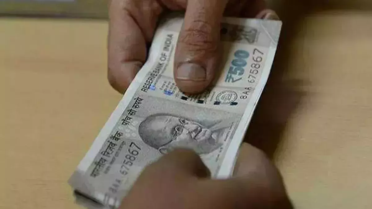 Bijnor: 5 हजार रुपये की रिश्वत लेते हुए लेखपाल पर कार्रवाई Bijnor: 5 हजार रुपये की रिश्वत लेते हुए लेखपाल पर कार्रवाई