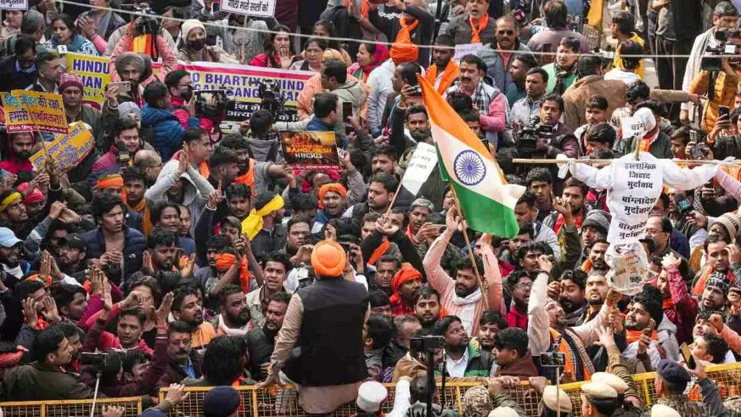 New Delhi: हिंदुओं पर अत्याचार के विरोध में विहिप ने भरी हुंकार New Delhi: हिंदुओं पर अत्याचार के विरोध में विहिप ने भरी हुंकार