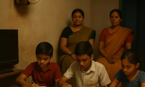 Karnataka के गांव में बच्चों की पढ़ाई के लिए रोजाना दो घंटे बिजली बंद Karnataka के गांव में बच्चों की पढ़ाई के लिए रोजाना दो घंटे बिजली बंद