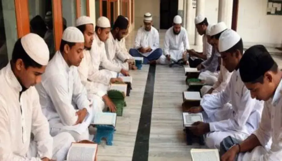 Lucknow: मदरसा शिक्षक विधेयक पर सरकार ने बदला रुख Lucknow: मदरसा शिक्षक विधेयक पर सरकार ने बदला रुख