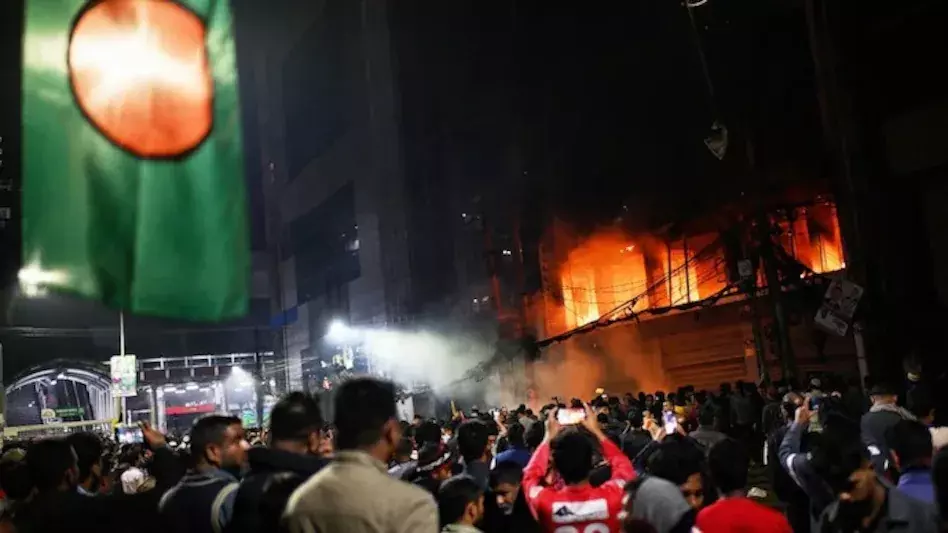 New Delhi: बढ़ती हिंसा से भारत–बांग्लादेश रिश्ते प्रभावित New Delhi: बढ़ती हिंसा से भारत–बांग्लादेश रिश्ते प्रभावित