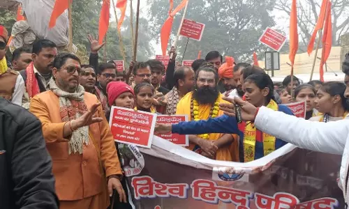 Farrukhabad: बांग्लादेश सरकार के विरोध में सड़कों पर उतरे लोग Farrukhabad: बांग्लादेश सरकार के विरोध में सड़कों पर उतरे लोग