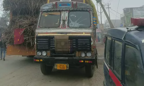 Farrukhabad: बिजली केबल में फंसा ट्रक, समय रहते टला बड़ा हादसा Farrukhabad: बिजली केबल में फंसा ट्रक, समय रहते टला बड़ा हादसा