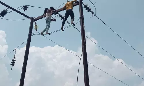 Farrukhabad: बिजली आपूर्ति ठप, सिवारा क्षेत्र में हाहाकार Farrukhabad: बिजली आपूर्ति ठप, सिवारा क्षेत्र में हाहाकार