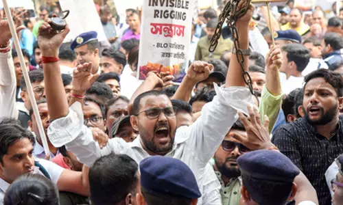 कोलकाता में CEO ऑफिस प्रदर्शन के बाद BLOs पर पुलिस कार्रवाई