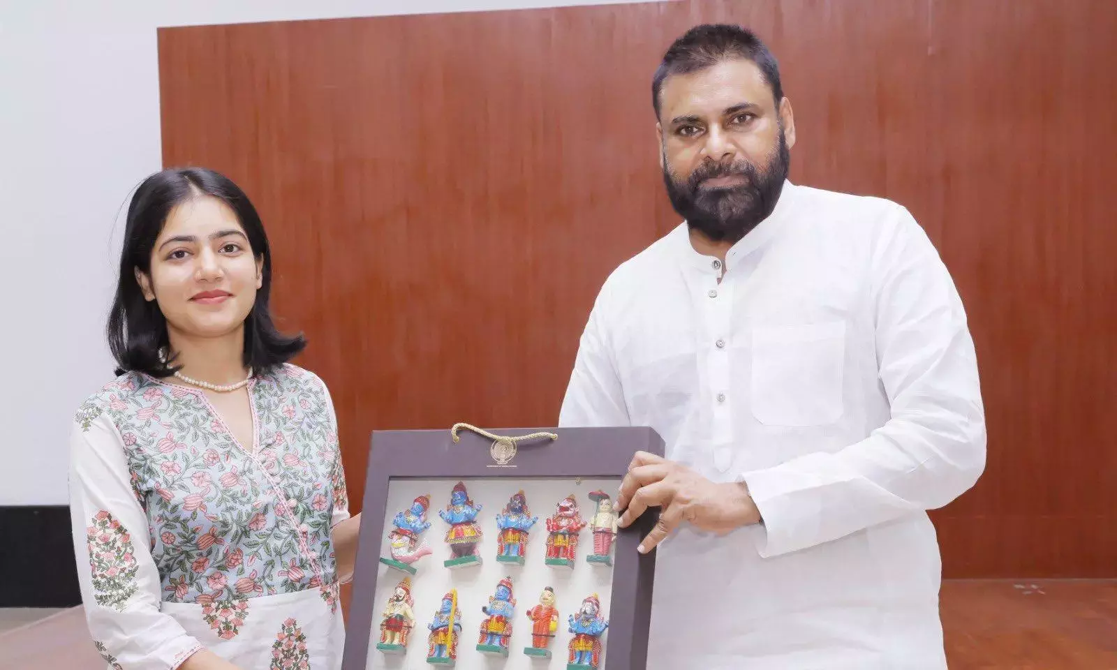 Andhra : पवन कल्याण ने अकेले आध्यात्मिक बाइक यात्रा के लिए व्लॉगर की तारीफ़ की Andhra : पवन कल्याण ने अकेले आध्यात्मिक बाइक यात्रा के लिए व्लॉगर की तारीफ़ की