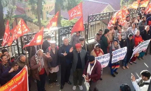 CPM ने MGNREGA को खत्म करने के लिए केंद्र सरकार के खिलाफ विरोध प्रदर्शन किया CPM ने MGNREGA को खत्म करने के लिए केंद्र सरकार के खिलाफ विरोध प्रदर्शन किया