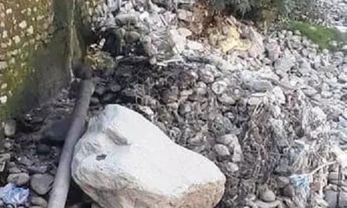 ब्यास नदी में सीवेज छोड़ने से Bhuntar में सार्वजनिक स्वास्थ्य को खतरा पैदा हो रहा है ब्यास नदी में सीवेज छोड़ने से Bhuntar में सार्वजनिक स्वास्थ्य को खतरा पैदा हो रहा है