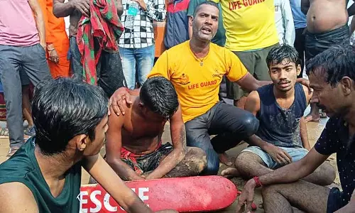 लाइफगार्ड्स ने Puri समुद्र में डूब रहे पश्चिम बंगाल के चार पर्यटकों को बचाया लाइफगार्ड्स ने Puri समुद्र में डूब रहे पश्चिम बंगाल के चार पर्यटकों को बचाया
