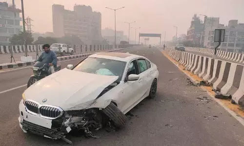 शराबी आदमी ने BMW को डिवाइडर से टकरा दिया शराबी आदमी ने BMW को डिवाइडर से टकरा दिया