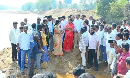 एम पद्मा देवेंद्र रेड्डी ने Medak Mandal में अवैध रेत खनन स्थल का दौरा किया