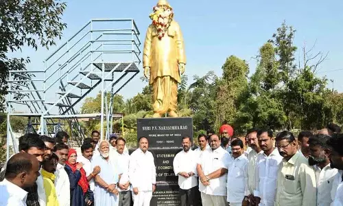 Banda Prakash ने हनमकोंडा में पी.वी. नरसिम्हा राव को श्रद्धांजलि दी Banda Prakash ने हनमकोंडा में पी.वी. नरसिम्हा राव को श्रद्धांजलि दी