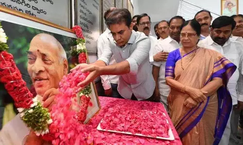 KTR ने पीवी की पुण्यतिथि के अवसर पर श्रद्धांजलि दी KTR ने पीवी की पुण्यतिथि के अवसर पर श्रद्धांजलि दी