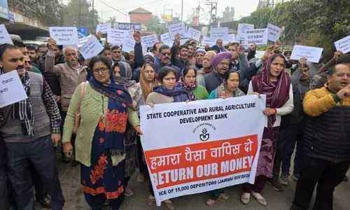 जम्मू में SCARD बैंक के जमाकर्ताओं ने विरोध प्रदर्शन किया