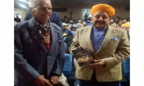 O.P. Sharma की डॉयन्स ऑफ डोगरी लिटरेचर डॉ. जितेंद्र को भेंट की गई