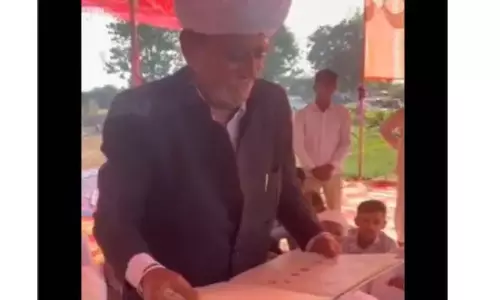 Rajasthan की पंचायत ने बहुओं और जवान लड़कियों के लिए कैमरे वाले फोन पर बैन लगाया