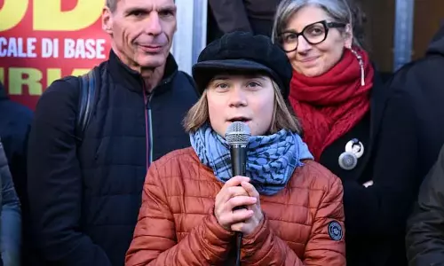 Greta Thunberg को लंदन में फिलिस्तीन समर्थक विरोध प्रदर्शन के दौरान गिरफ्तार किया Greta Thunberg को लंदन में फिलिस्तीन समर्थक विरोध प्रदर्शन के दौरान गिरफ्तार किया