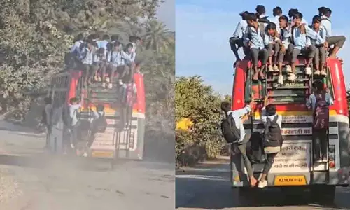 Rajasthan: चलती स्कूल बस से लटके छात्र