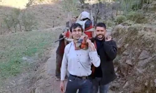 Khawas में सड़क कनेक्टिविटी की कमी से लोगों की जान खतरे में पड़ जाती है Khawas में सड़क कनेक्टिविटी की कमी से लोगों की जान खतरे में पड़ जाती है