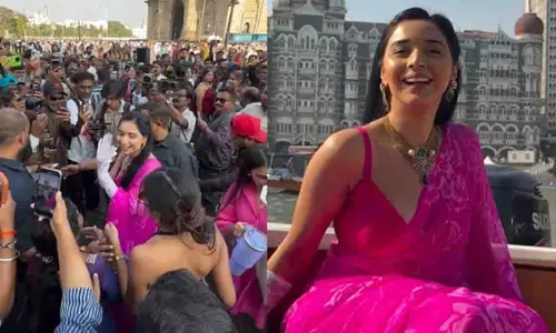 Bigg Boss 19 की तान्या मित्तल ने मुंबई में प्रशंसकों से मुलाकात की Bigg Boss 19 की तान्या मित्तल ने मुंबई में प्रशंसकों से मुलाकात की